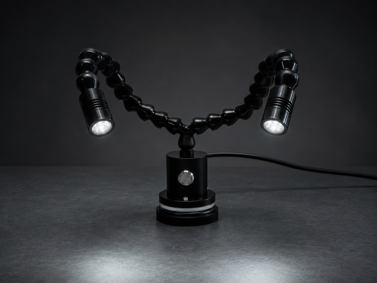 Rohrlux DuoFlex – LED-Arbeitsplatzleuchte mit zwei flexibel positionierbaren Lichtköpfen